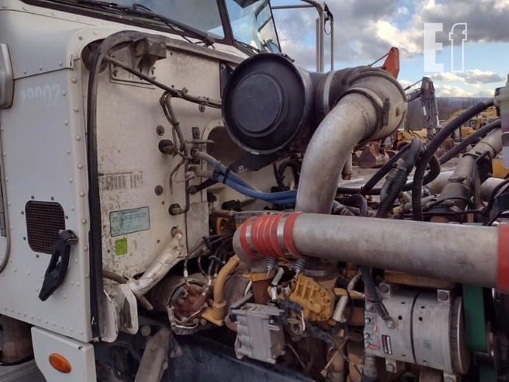 2008-peterbilt-365-image-18