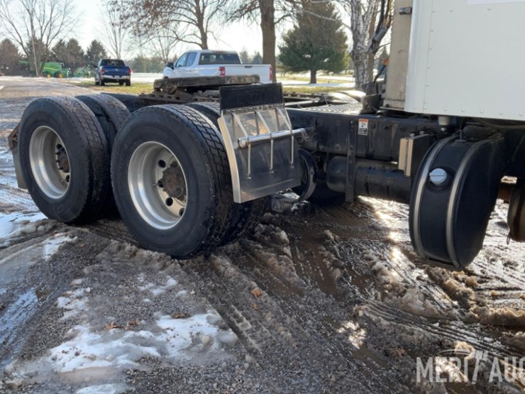 2012-peterbilt-384-image-29