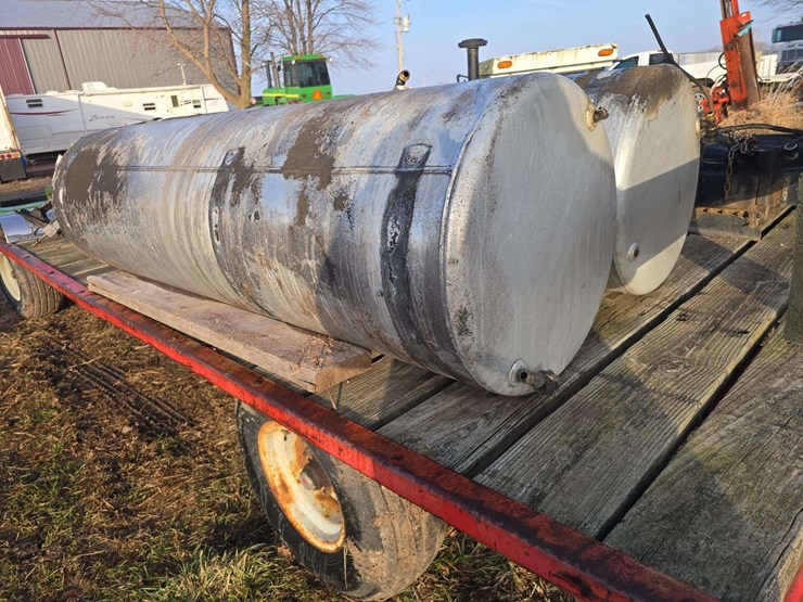 2-115-gallon-western-star-side-fuel-tanks-with-brackets-and-bands-image-4