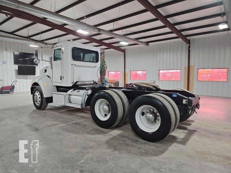 2010-peterbilt-340-image-4
