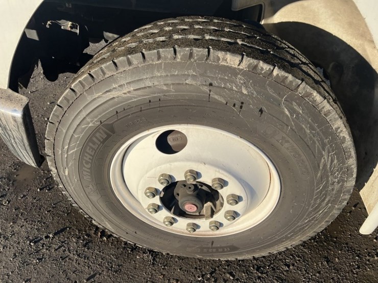 2002-freightliner-fl80-image-15