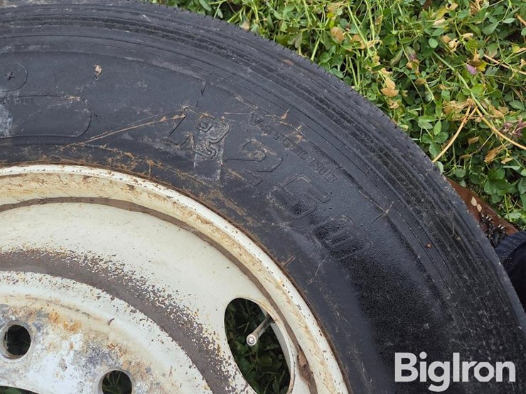 bridgestone-v-steel-rib-r250-295/75r22.5-truck-tire-&-rim-image-9