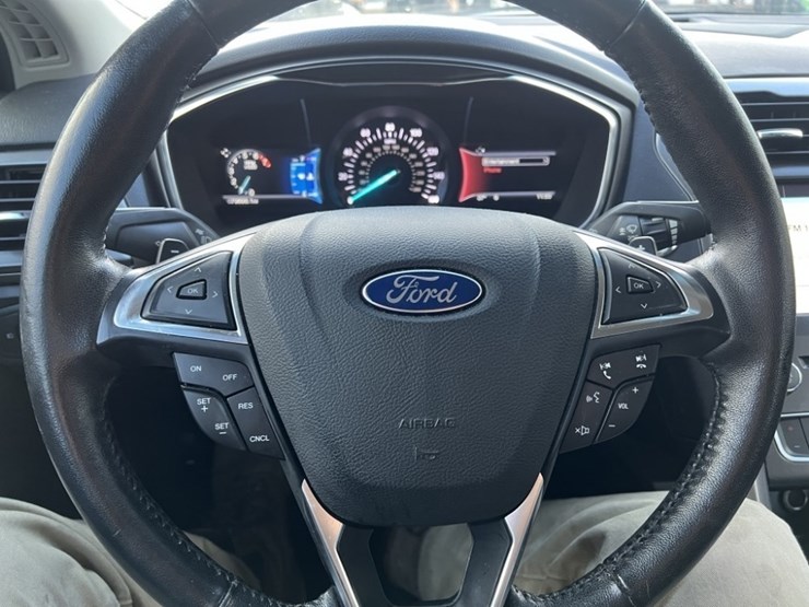 2017-ford-fusion-se-awd-sedan-image-27