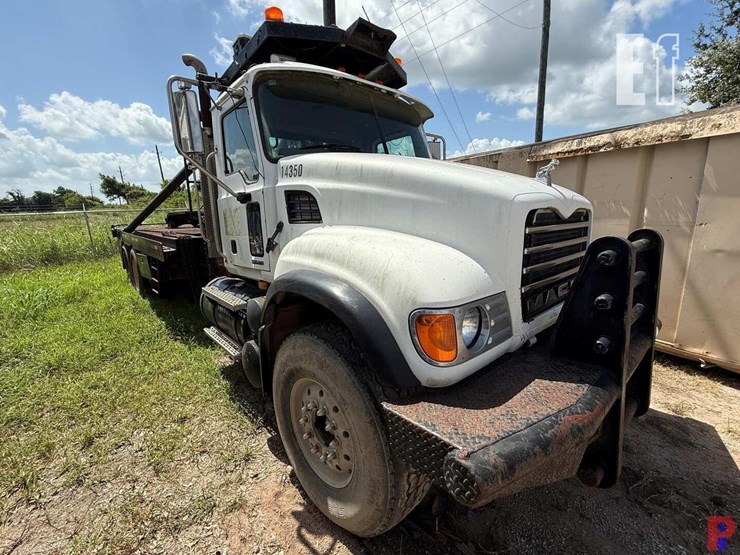2007-mack-granite-cv713-image-1