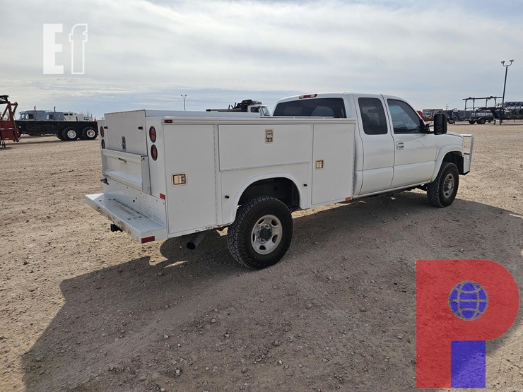 2004-chevrolet-silverado-2500hd-image-13