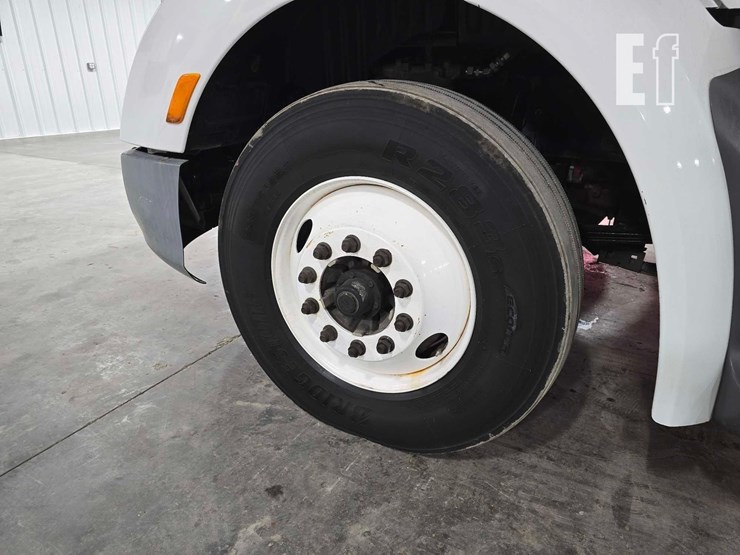 2017-peterbilt-579-image-10