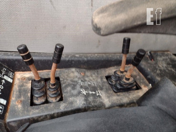 2015-caterpillar-tl1055c-image-10