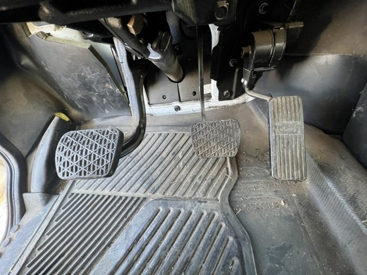 2002-freightliner-fl80-image-24