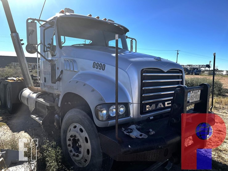 2012-mack-granite-gu713-image-2