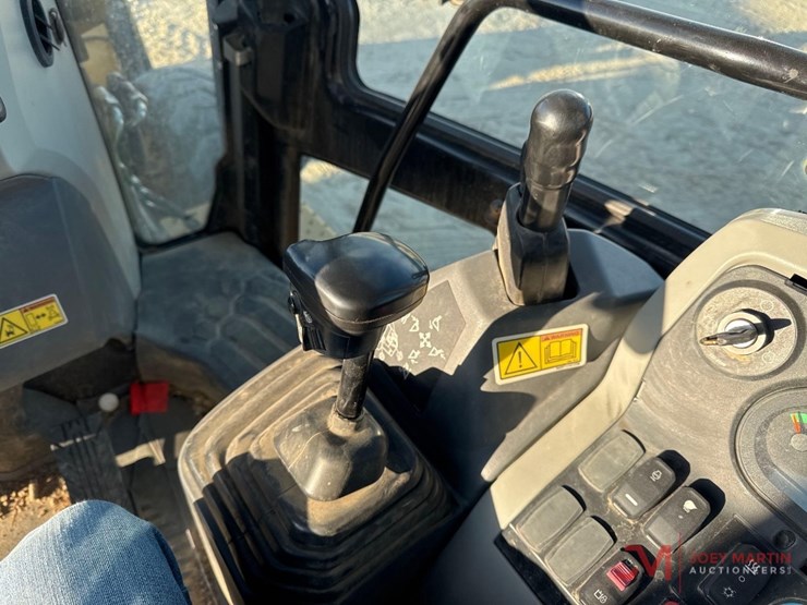 2019-caterpillar-420f2-image-22