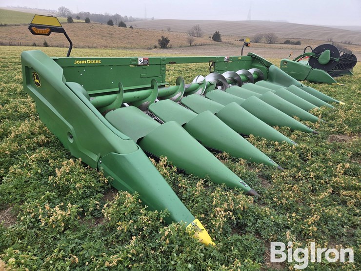 2022-john-deere-c8r-image-3