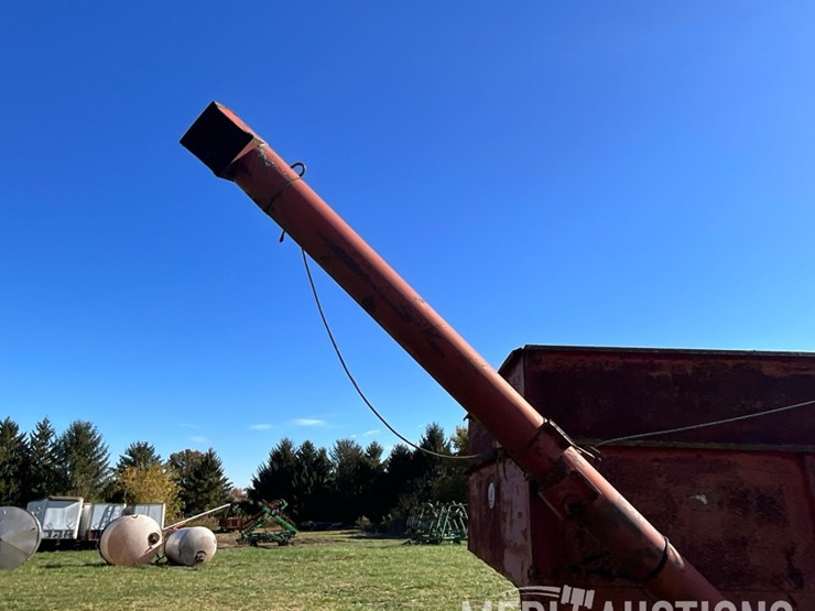 j&m-gravity-wagon-on-john-deere-gear-image-25