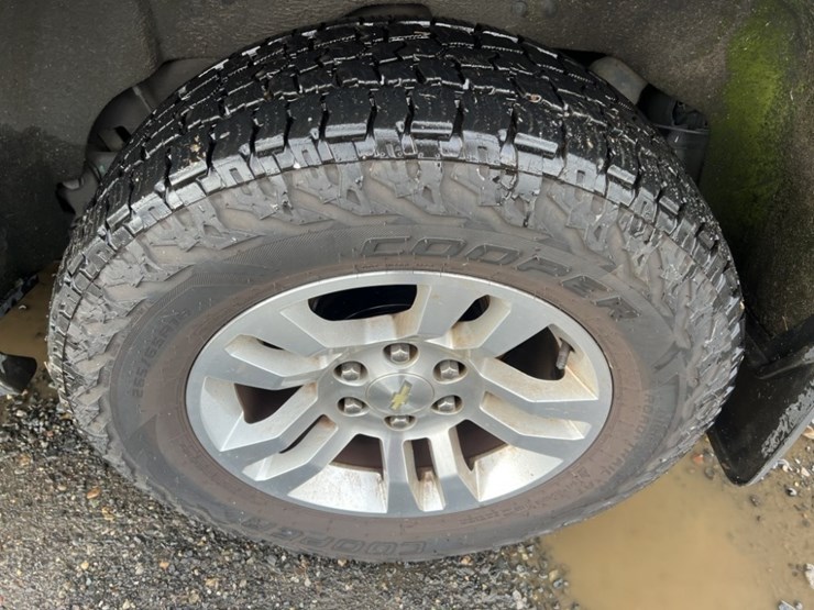 2016-chevrolet-suburban-image-17