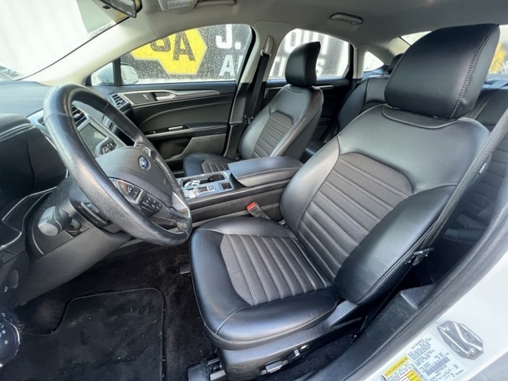 2017-ford-fusion-se-awd-sedan-image-22