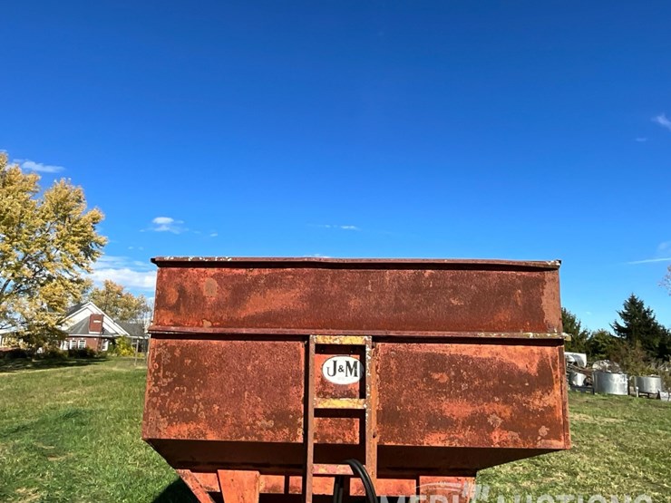 j&m-gravity-wagon-on-john-deere-gear-image-9