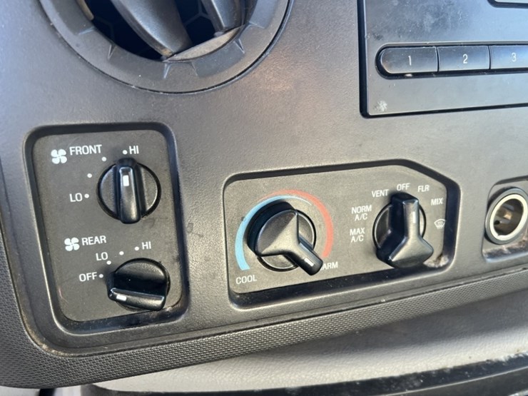 2011-ford-e350-image-29