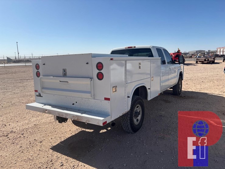 2004-chevrolet-silverado-2500hd-image-3