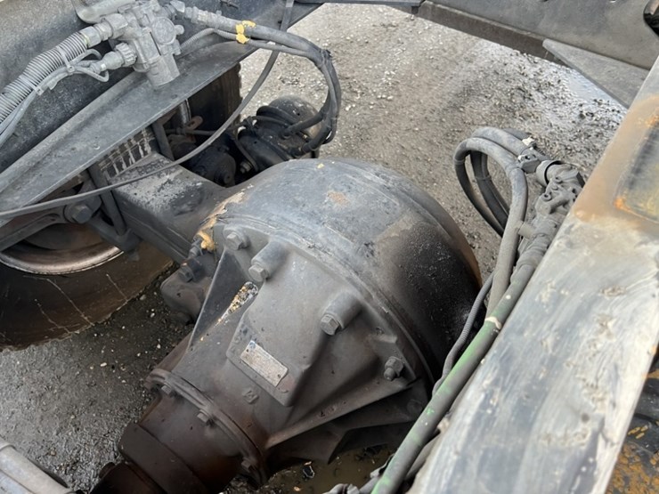 2002-freightliner-fl80-image-37