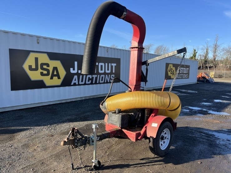 2012-giant-vac-tl29202bvg-towable-leaf-vacuum-image-1