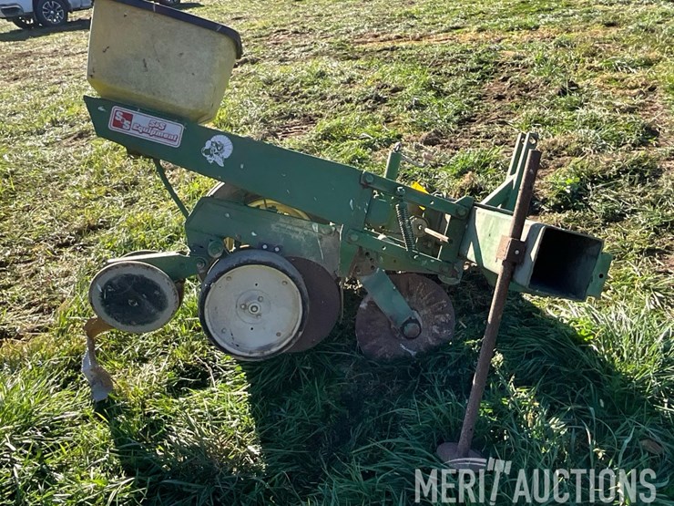 single-row-john-deere-planter-image-6