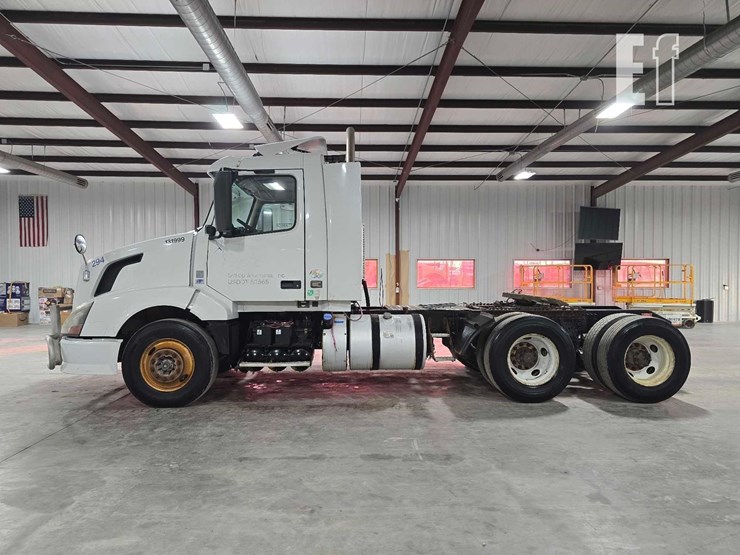 2013-volvo-vnl64t300-image-5