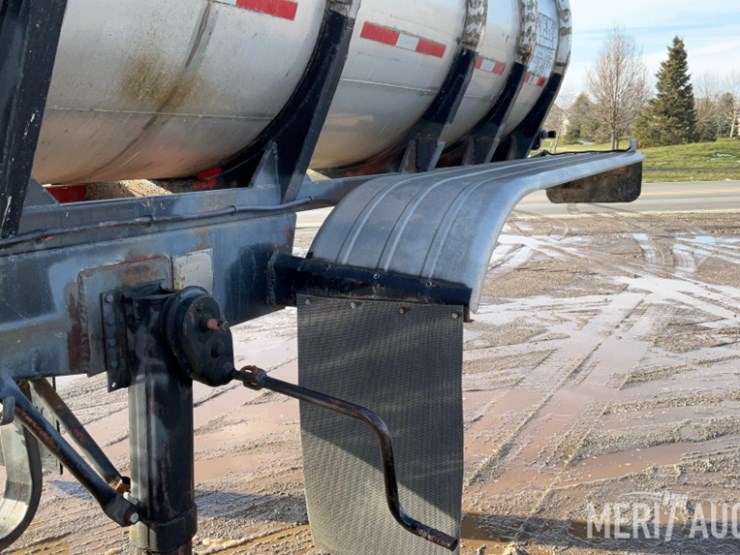 polar-mfg-co.-5,500-gallon-stainless-steel-tanker-image-39