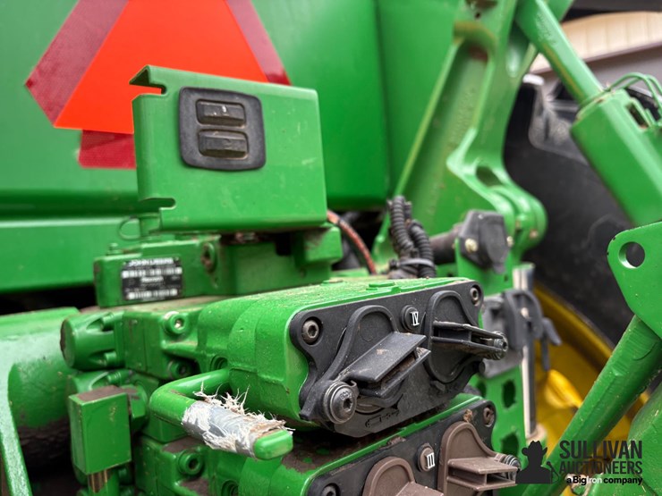 2011-john-deere-8260r-image-18