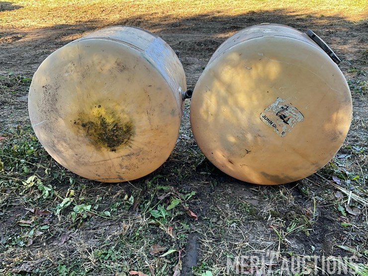 (2)-200-gallon-john-deere-poly-tanks-image-5