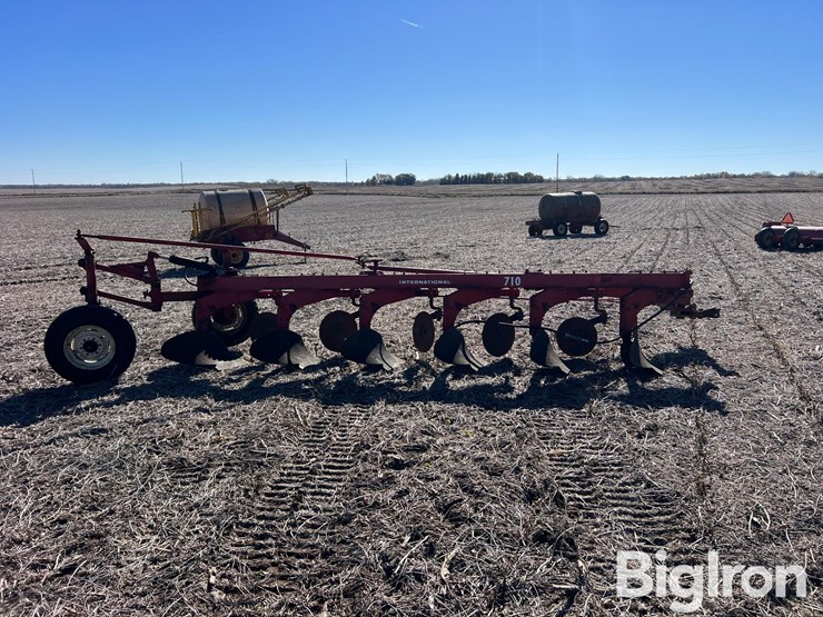 international-710-image-7