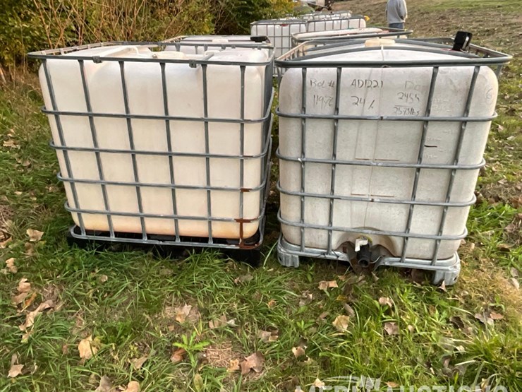 (4)-250-gallon-poly-totes-image-4