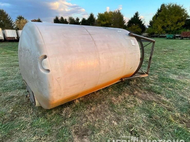 1,400-gallon-poly-tank-on-metal-stand-image-3