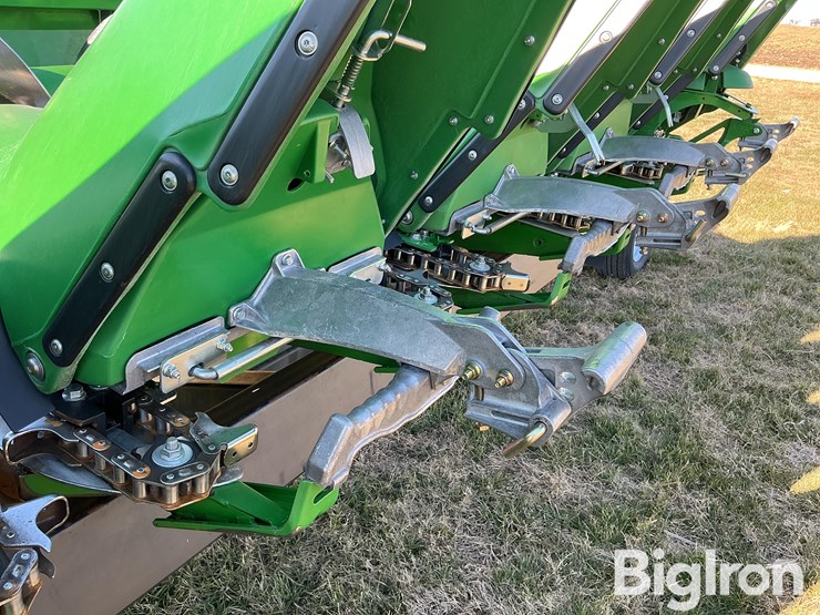 2024-john-deere-c12f-image-16