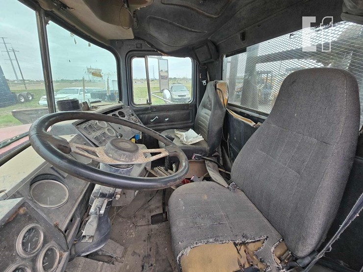 2003-mack-rd688s-image-9