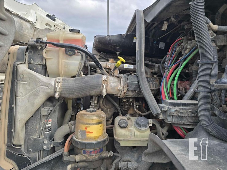 2018-freightliner-cascadia-113-image-9