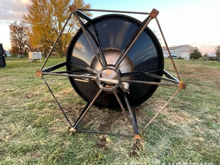 2,500-gallon-poly-tank-on-metal-stand-image-8