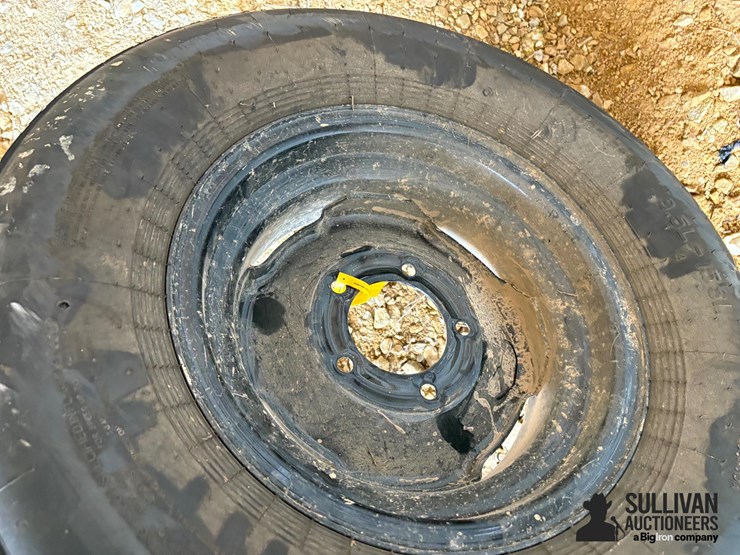 9.5l-15sl-tire-on-5-bolt-rim-image-4