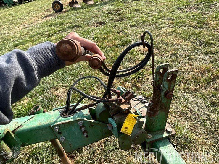 john-deere-2810-image-10