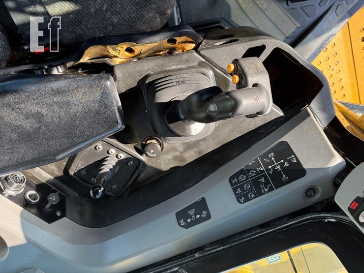 2019-caterpillar-d6t-xw-image-10