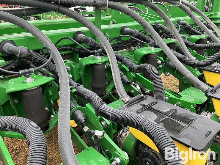 2025-john-deere-db60-image-18