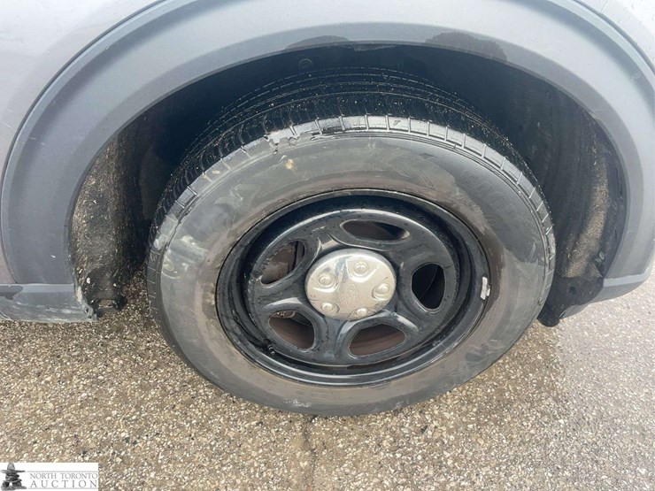 2020-ford-explorer-image-23