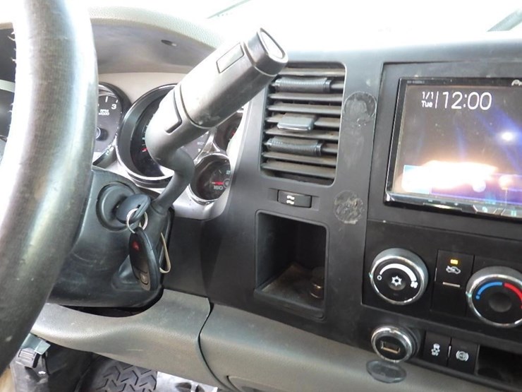 2012-chevrolet-3500-image-27