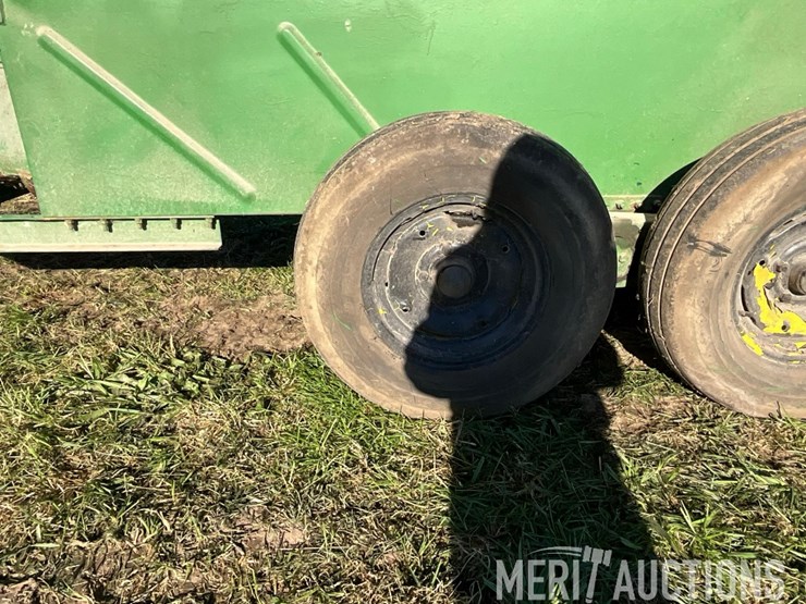 tandem-axle-2-compartment-feed-wagon-image-21