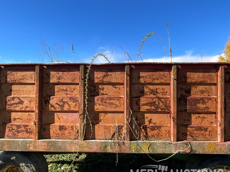 metal-barge-box-on-john-deere-running-gear-image-15