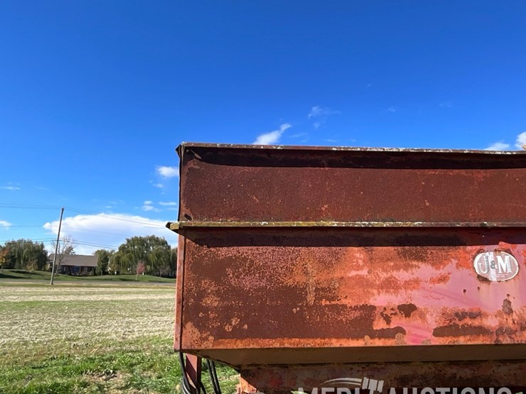 j&m-gravity-wagon-on-john-deere-gear-image-11