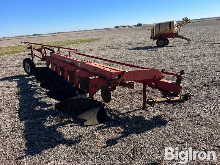 international-710-image-3