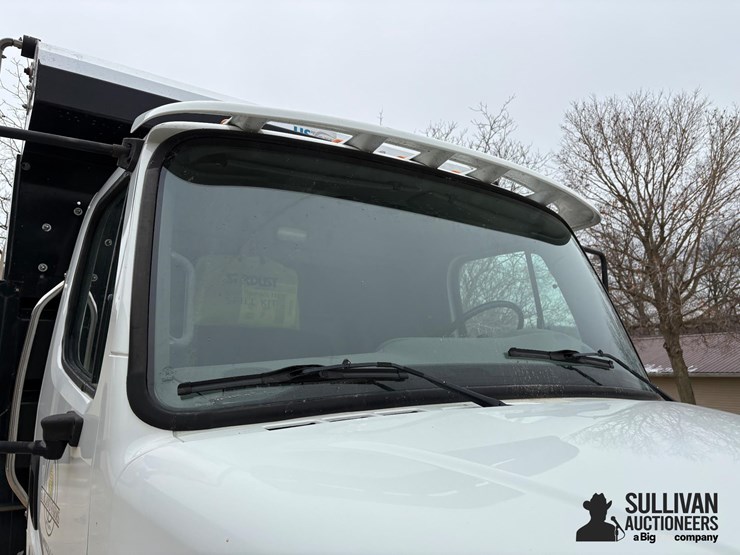 2015-freightliner-m2-106-image-19