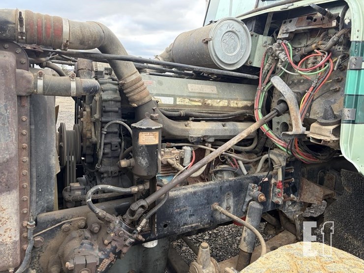 1992-freightliner-fld120-image-13