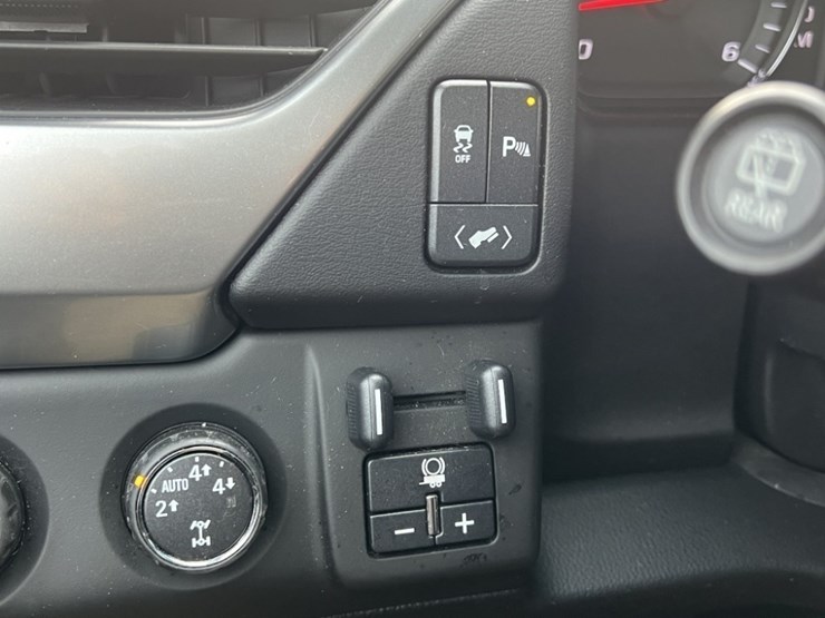 2016-chevrolet-suburban-image-29