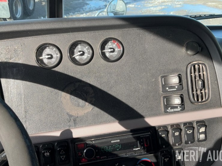 2012-peterbilt-384-image-39