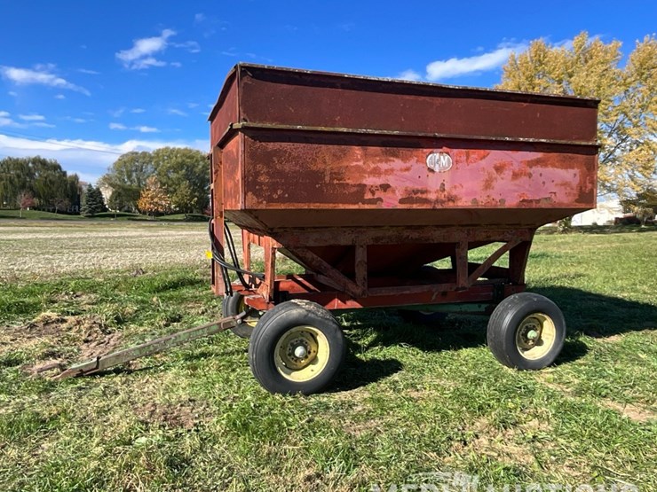 j&m-gravity-wagon-on-john-deere-gear-image-1